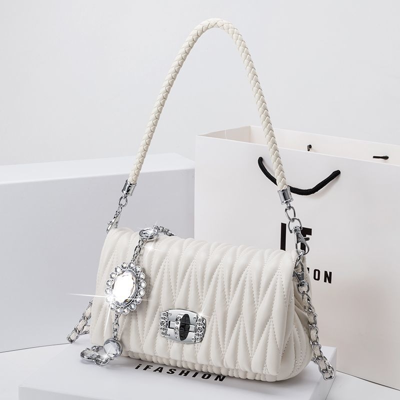 PU bőr női táska, pliszírozott, horizontális négyszögletes forma, fedéllel záródó cipzárral, belső cipzáras rekesz és telefonszseb