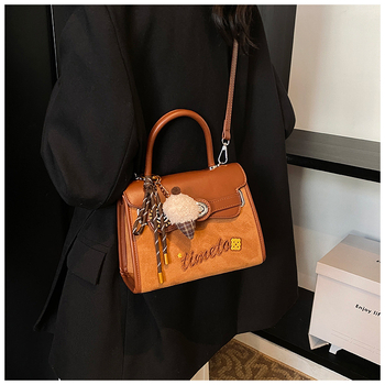 Kelly táska vízszintes négyzet alakú forma, PU anyag, zárható, belső cipzáras rekesz