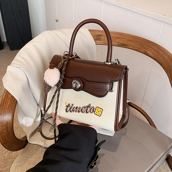 Kelly táska vízszintes négyzet alakú forma, PU anyag, zárható, belső cipzáras rekesz