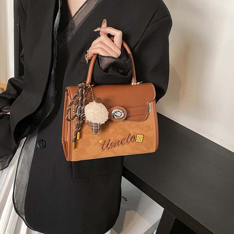 Kelly táska vízszintes négyzet alakú forma, PU anyag, zárható, belső cipzáras rekesz