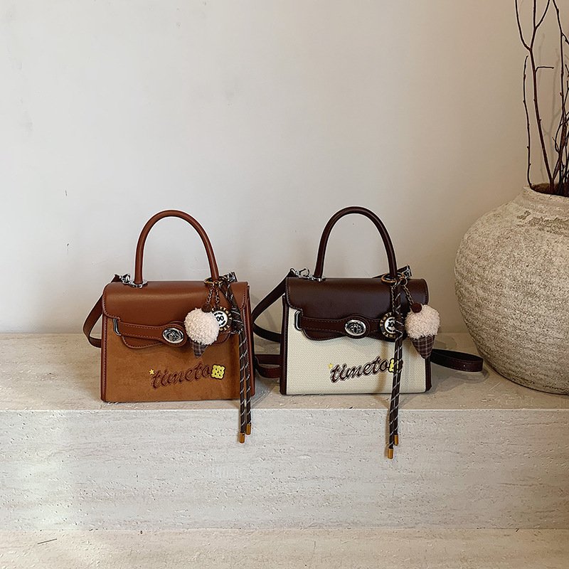 Kelly táska vízszintes négyzet alakú forma, PU anyag, zárható, belső cipzáras rekesz