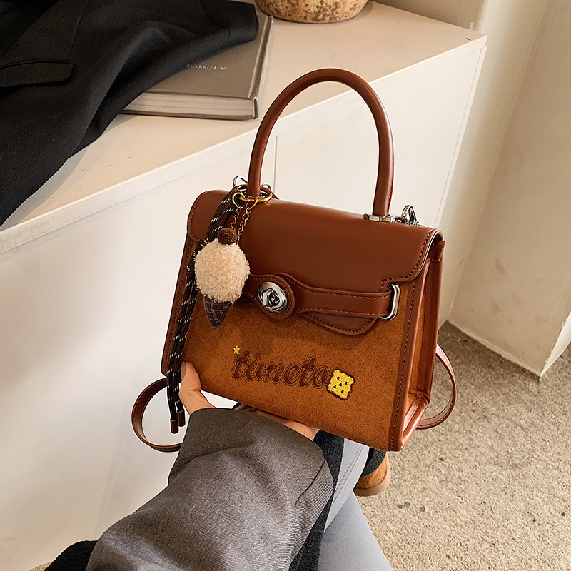 Kelly táska vízszintes négyzet alakú forma, PU anyag, zárható, belső cipzáras rekesz