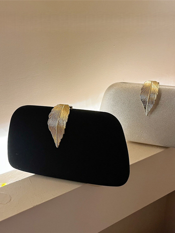 Estélyi clutch táska, poliészter anyagból, poliészter bélés, vízszintes négyszögletes forma, telefontartó zseb, fedéles zárás