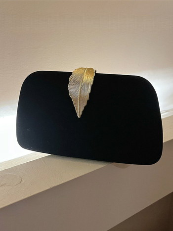 Estélyi clutch táska, poliészter anyagból, poliészter bélés, vízszintes négyszögletes forma, telefontartó zseb, fedéles zárás