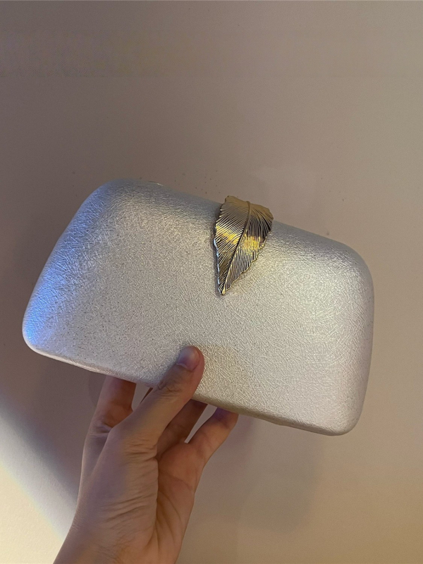 Estélyi clutch táska, poliészter anyagból, poliészter bélés, vízszintes négyszögletes forma, telefontartó zseb, fedéles zárás