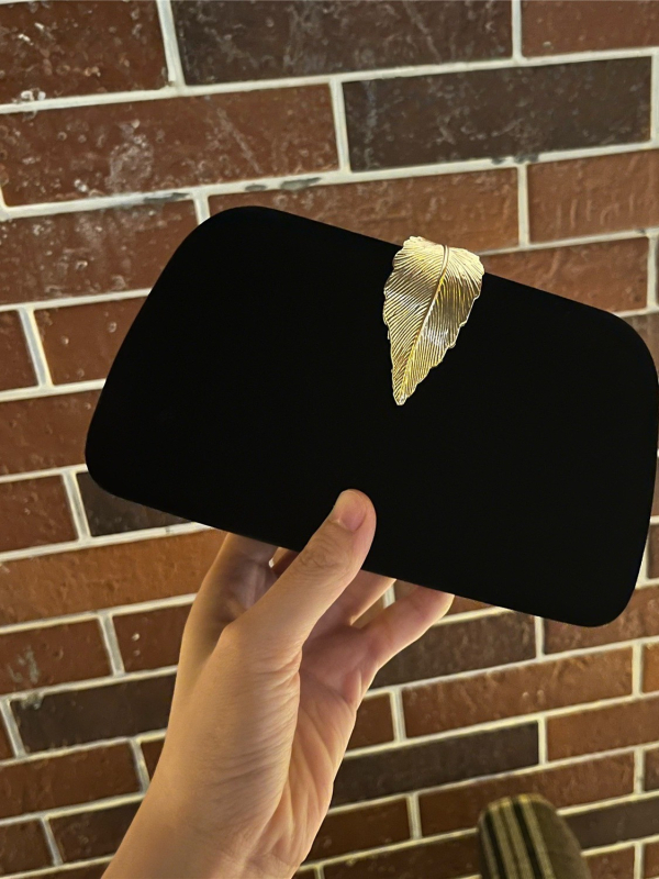 Estélyi clutch táska, poliészter anyagból, poliészter bélés, vízszintes négyszögletes forma, telefontartó zseb, fedéles zárás