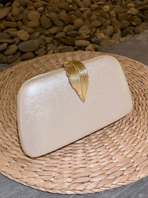 Estélyi clutch táska, poliészter anyagból, poliészter bélés, vízszintes négyszögletes forma, telefontartó zseb, fedéles zárás