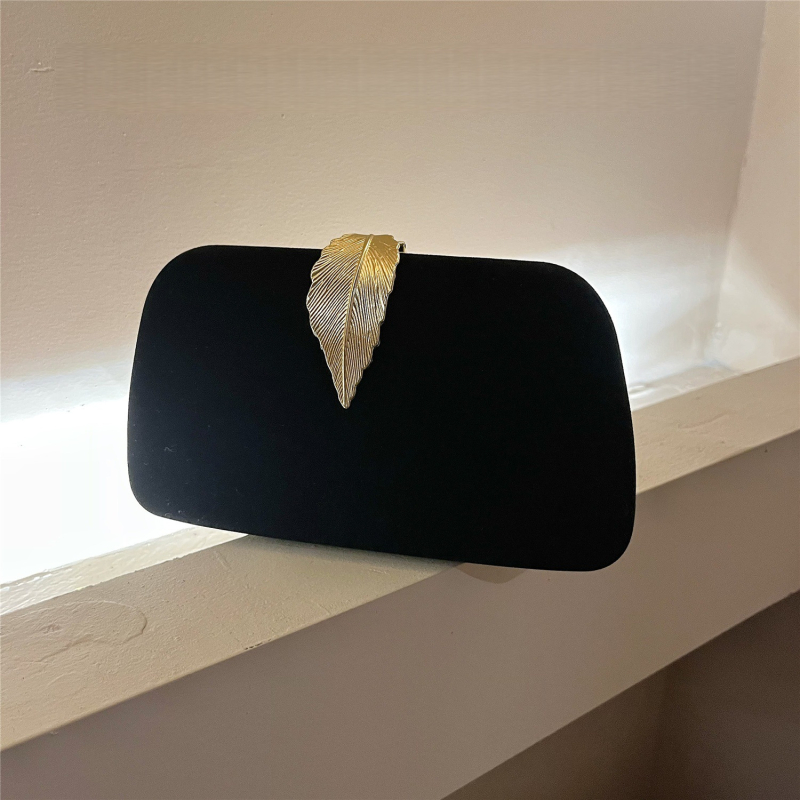 Estélyi clutch táska, poliészter anyagból, poliészter bélés, vízszintes négyszögletes forma, telefontartó zseb, fedéles zárás