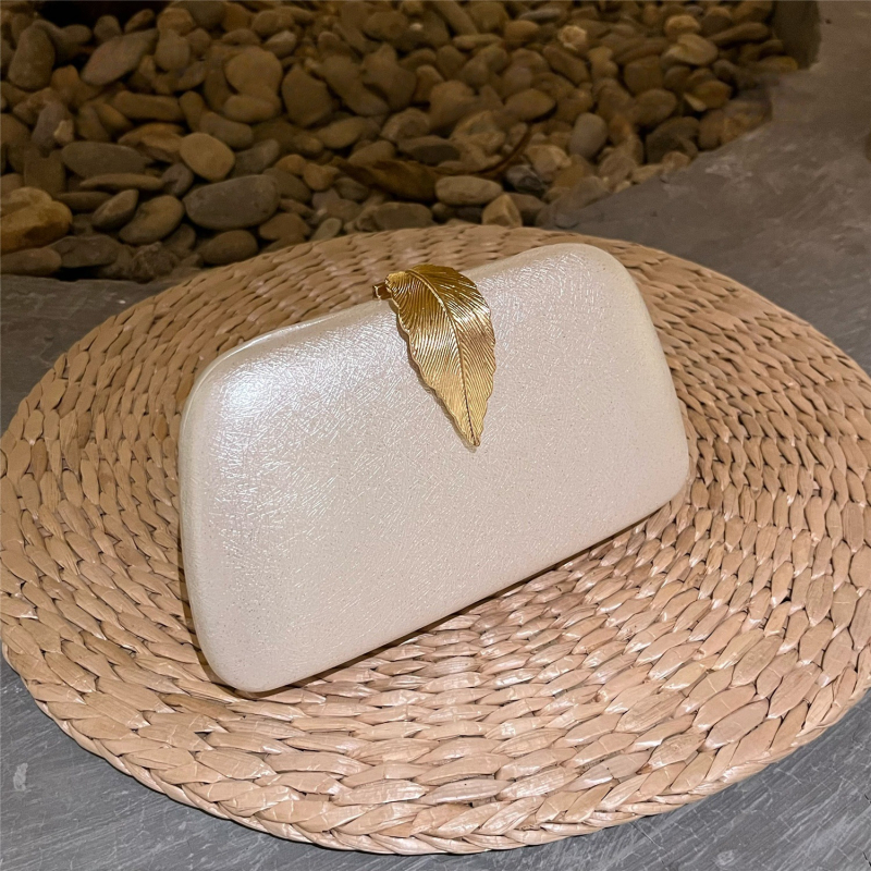 Estélyi clutch táska, poliészter anyagból, poliészter bélés, vízszintes négyszögletes forma, telefontartó zseb, fedéles zárás