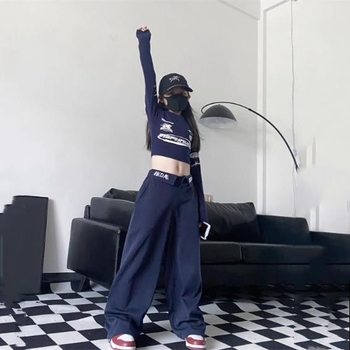 Gyerekeknek szóló hip-hop tánc szett: hosszú ujjas póló betűs mintával és lazán szabott nadrágokkal, kerek nyak, pamut, tavasz–ősz, 3-8 és 8+ korosztálynak