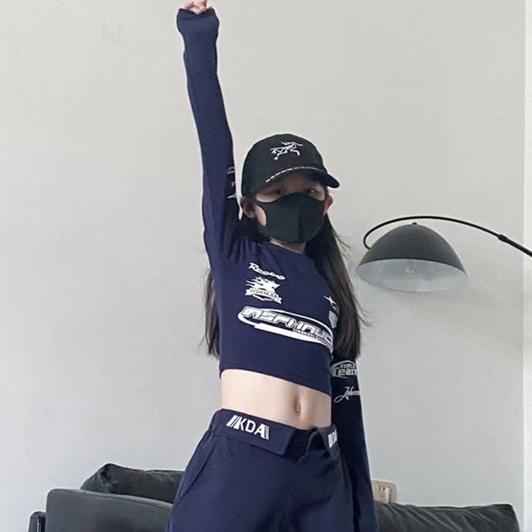 Gyerekeknek szóló hip-hop tánc szett: hosszú ujjas póló betűs mintával és lazán szabott nadrágokkal, kerek nyak, pamut, tavasz–ősz, 3-8 és 8+ korosztálynak