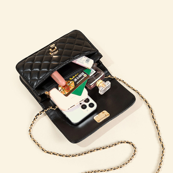 Warwick PU táska — városi egyszerűség, vízszintes négyszög alak, nyitás: latch, egy vállpánt