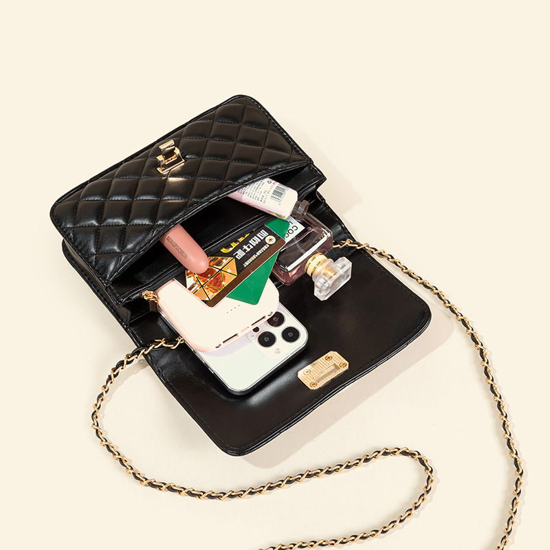 Warwick PU táska — városi egyszerűség, vízszintes négyszög alak, nyitás: latch, egy vállpánt