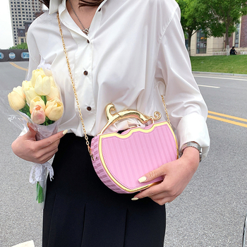 PU doboztáska, láncos vállpánt, kör alakú formájú, zárható, laminált belső cipzáras rekesz