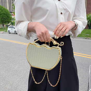 PU doboztáska, láncos vállpánt, kör alakú formájú, zárható, laminált belső cipzáras rekesz