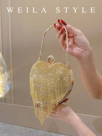 Estélyi clutch strasszköves és rojtos, szív alakú forma, záródás lakattal, poliészter bélés