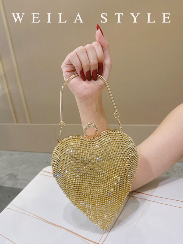 Estélyi clutch strasszköves és rojtos, szív alakú forma, záródás lakattal, poliészter bélés