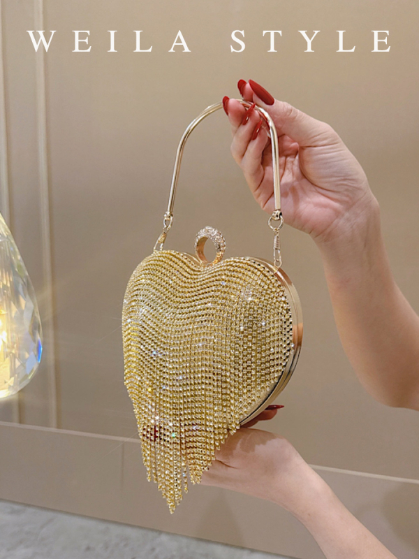 Estélyi clutch strasszköves és rojtos, szív alakú forma, záródás lakattal, poliészter bélés