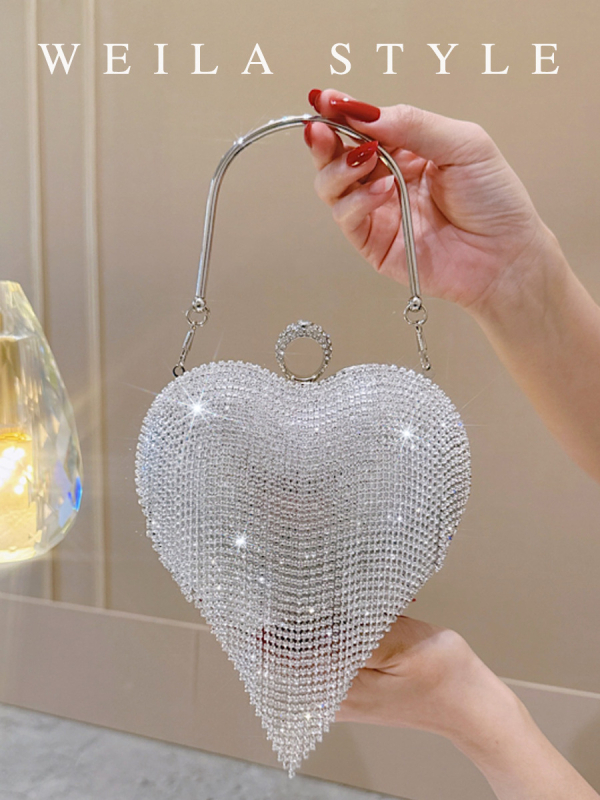 Estélyi clutch strasszköves és rojtos, szív alakú forma, záródás lakattal, poliészter bélés