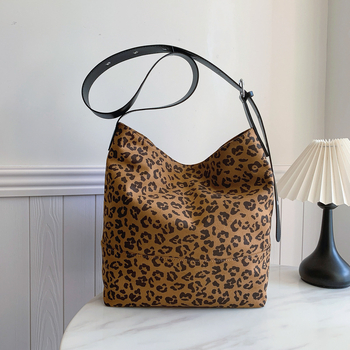 Leopárd minta válltáska PU anyagból, poliészter bélés, vízszintes négyszögletes forma, mágneses zárás, belső zsebek telefonhoz és dokumentumokhoz.