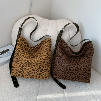 Leopárd minta válltáska PU anyagból, poliészter bélés, vízszintes négyszögletes forma, mágneses zárás, belső zsebek telefonhoz és dokumentumokhoz.