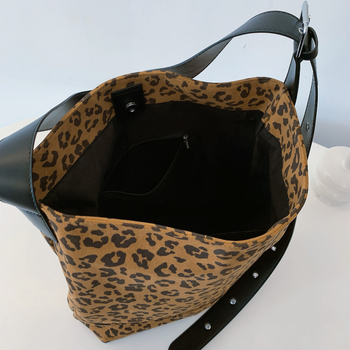 Leopárd minta válltáska PU anyagból, poliészter bélés, vízszintes négyszögletes forma, mágneses zárás, belső zsebek telefonhoz és dokumentumokhoz.