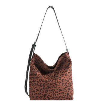 Leopárd minta válltáska PU anyagból, poliészter bélés, vízszintes négyszögletes forma, mágneses zárás, belső zsebek telefonhoz és dokumentumokhoz.