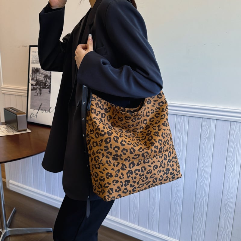 Leopárd minta válltáska PU anyagból, poliészter bélés, vízszintes négyszögletes forma, mágneses zárás, belső zsebek telefonhoz és dokumentumokhoz.