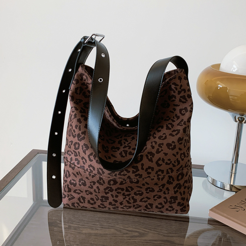 Leopárd minta válltáska PU anyagból, poliészter bélés, vízszintes négyszögletes forma, mágneses zárás, belső zsebek telefonhoz és dokumentumokhoz.