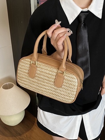 Szövött PU kézitáska három vállpánttal, vízszintes négyzet alakú, cipzáros nyitású, poliészter bélés, belső cipzáros zseb és telefon zseb, nyár 2025 megjelenés
