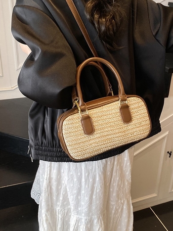 Szövött PU kézitáska három vállpánttal, vízszintes négyzet alakú, cipzáros nyitású, poliészter bélés, belső cipzáros zseb és telefon zseb, nyár 2025 megjelenés