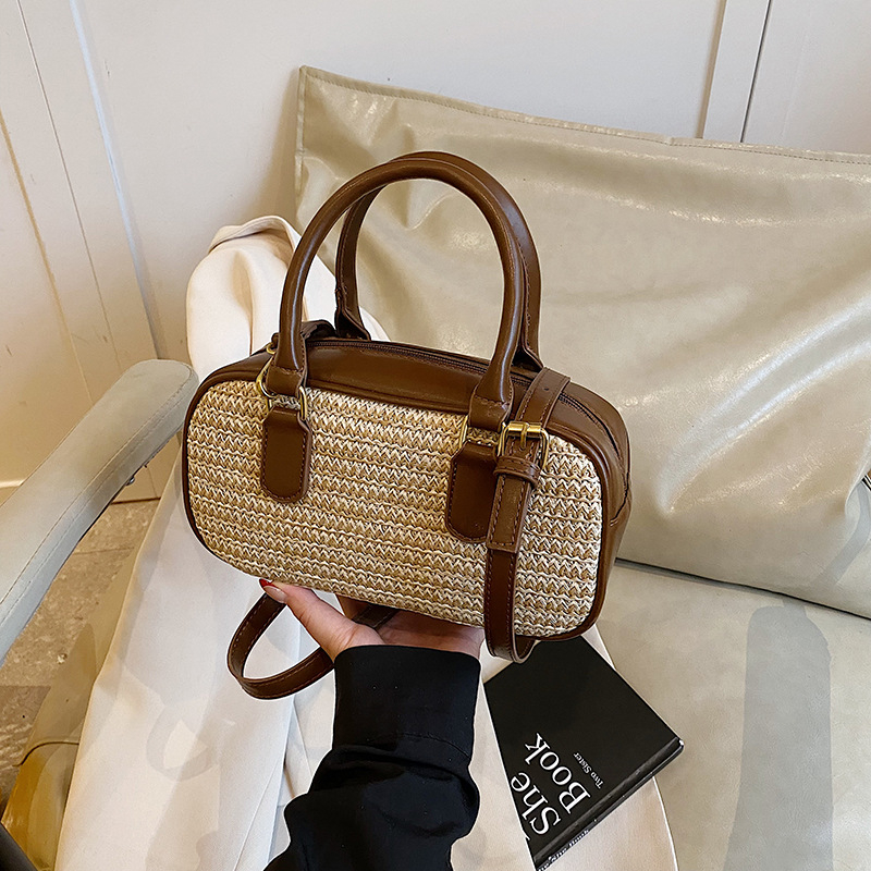 Szövött PU kézitáska három vállpánttal, vízszintes négyzet alakú, cipzáros nyitású, poliészter bélés, belső cipzáros zseb és telefon zseb, nyár 2025 megjelenés