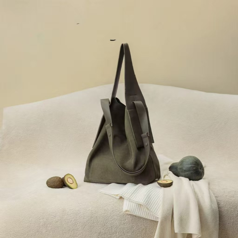 Velúr bucket táska, városi minimalist stílus, mágneszár, dupla vállpánt, belső zseb a telefonhoz és a dokumentumokhoz, szintetikus bőr bélés, Tavasz 2024