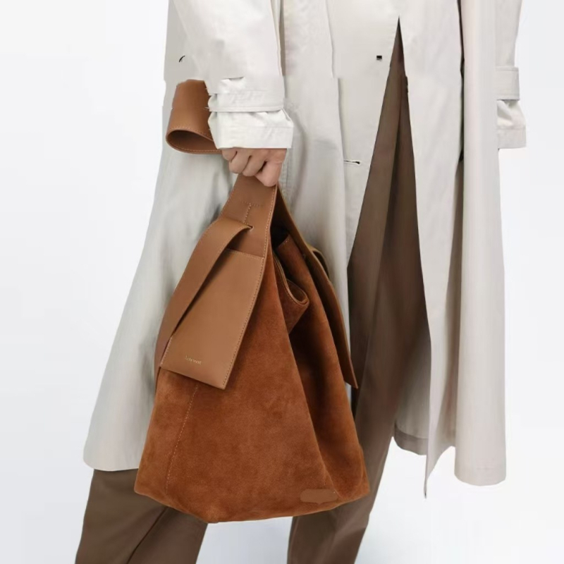Velúr bucket táska, városi minimalist stílus, mágneszár, dupla vállpánt, belső zseb a telefonhoz és a dokumentumokhoz, szintetikus bőr bélés, Tavasz 2024
