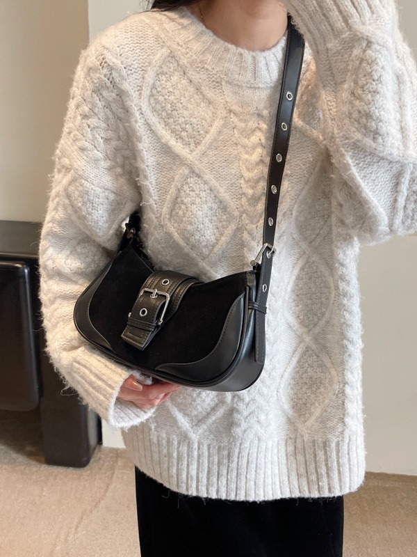 PU bőr crossbody táska utcai stílusban, horizontális négyzet alakú forma, mágneszáras zárás, belső dokumentumrekesz, egyetlen vállpánt.