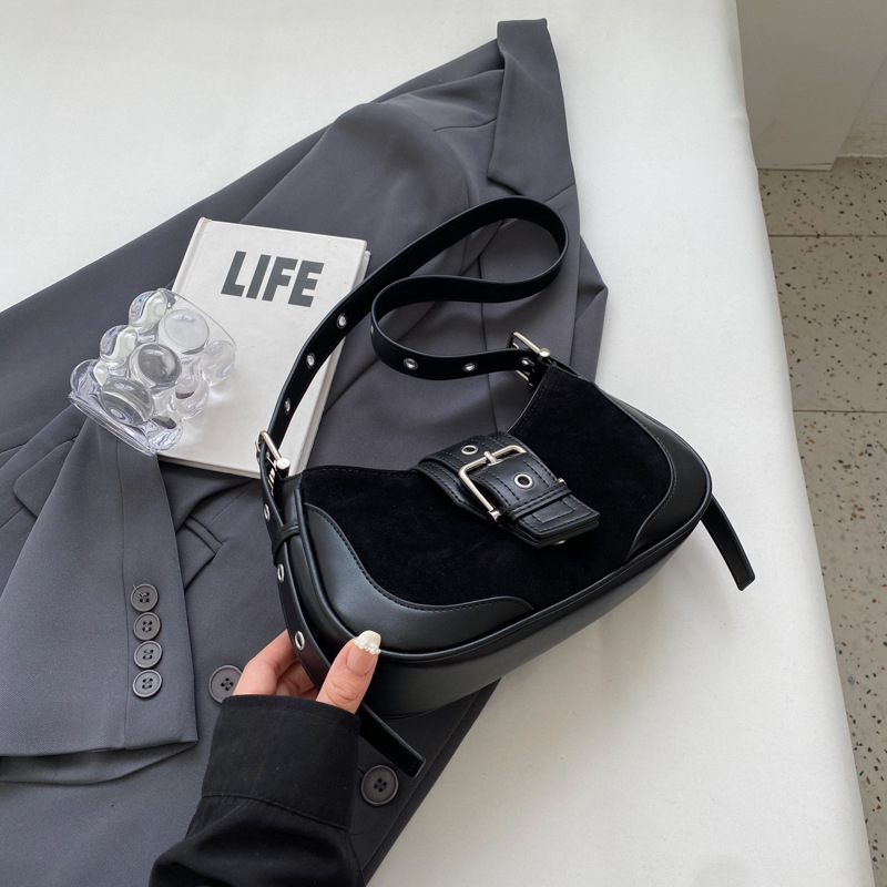 PU bőr crossbody táska utcai stílusban, horizontális négyzet alakú forma, mágneszáras zárás, belső dokumentumrekesz, egyetlen vállpánt.