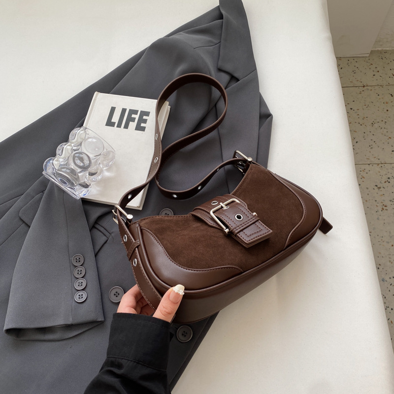 PU bőr crossbody táska utcai stílusban, horizontális négyzet alakú forma, mágneszáras zárás, belső dokumentumrekesz, egyetlen vállpánt.