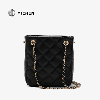 PU anyagú válltáska keresztpánttal, kockás mintázatú, városi minimalizmus, mindennapi használatra, 2025 őszén debütál.