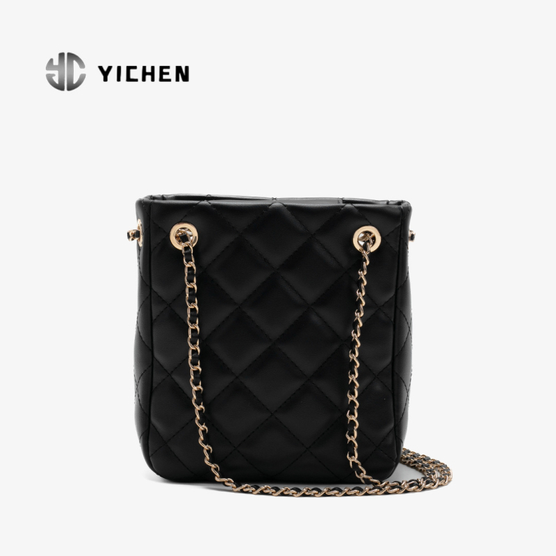 PU anyagú válltáska keresztpánttal, kockás mintázatú, városi minimalizmus, mindennapi használatra, 2025 őszén debütál.