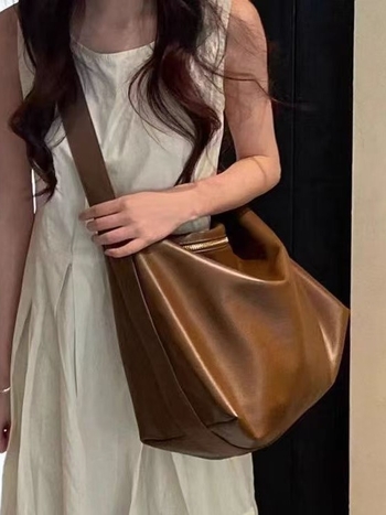 Női tote táska PU anyagból, nylon béléssel, függőleges négyzet alakú, cipzáras zárás, belső elválasztó, egy vállpánttal