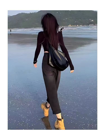 Női tote táska PU anyagból, nylon béléssel, függőleges négyzet alakú, cipzáras zárás, belső elválasztó, egy vállpánttal