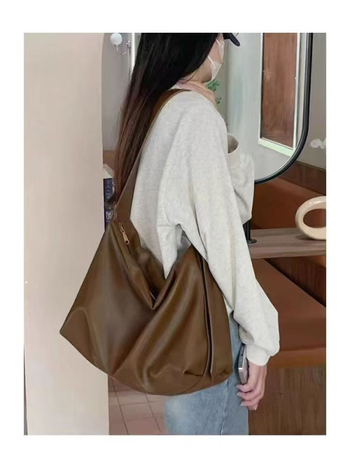 Női tote táska PU anyagból, nylon béléssel, függőleges négyzet alakú, cipzáras zárás, belső elválasztó, egy vállpánttal