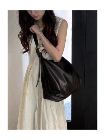 Női tote táska PU anyagból, nylon béléssel, függőleges négyzet alakú, cipzáras zárás, belső elválasztó, egy vállpánttal