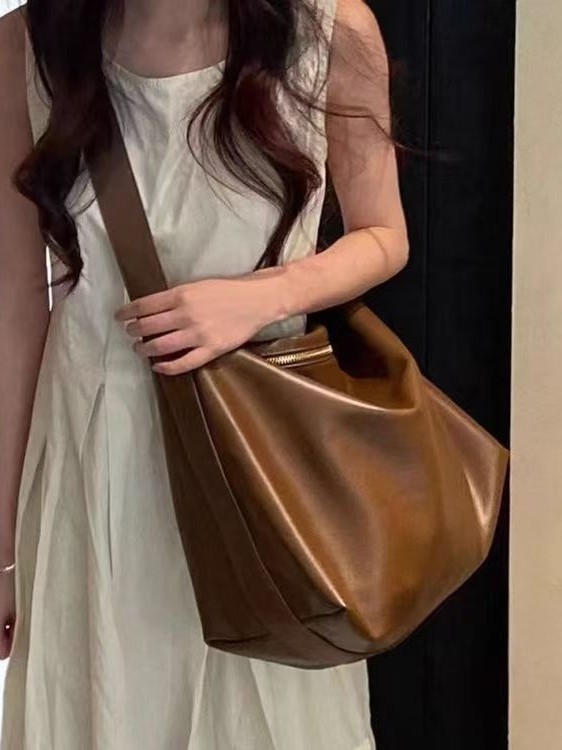 Női tote táska PU anyagból, nylon béléssel, függőleges négyzet alakú, cipzáras zárás, belső elválasztó, egy vállpánttal