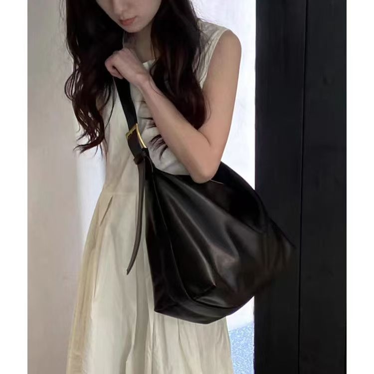 Női tote táska PU anyagból, nylon béléssel, függőleges négyzet alakú, cipzáras zárás, belső elválasztó, egy vállpánttal