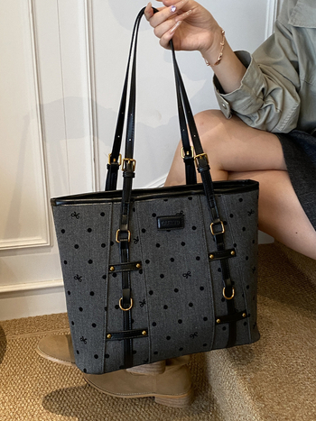 PU anyagú vödörtáska, cipzár zárás, poliészter bélés, belső cipzáros zseb, városi minimalista stílus, őszi 2025