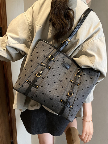 PU anyagú vödörtáska, cipzár zárás, poliészter bélés, belső cipzáros zseb, városi minimalista stílus, őszi 2025