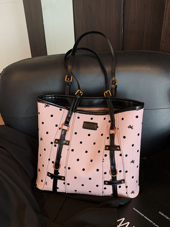 PU anyagú vödörtáska, cipzár zárás, poliészter bélés, belső cipzáros zseb, városi minimalista stílus, őszi 2025