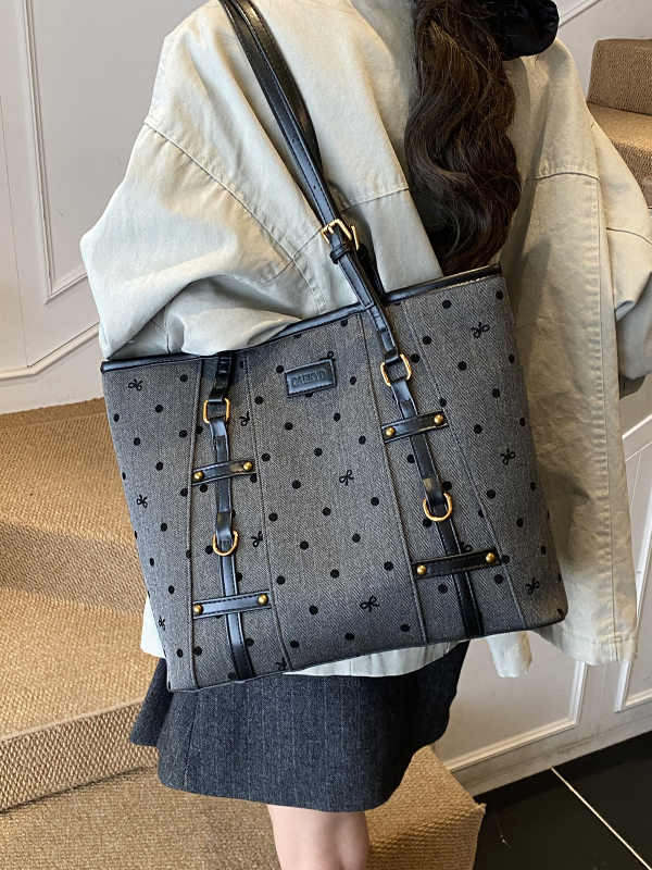 PU anyagú vödörtáska, cipzár zárás, poliészter bélés, belső cipzáros zseb, városi minimalista stílus, őszi 2025