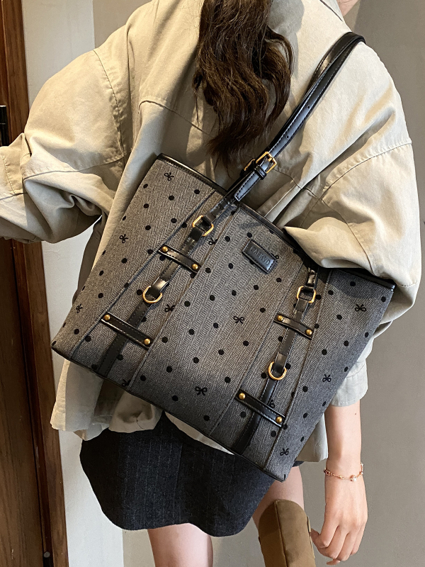 PU anyagú vödörtáska, cipzár zárás, poliészter bélés, belső cipzáros zseb, városi minimalista stílus, őszi 2025